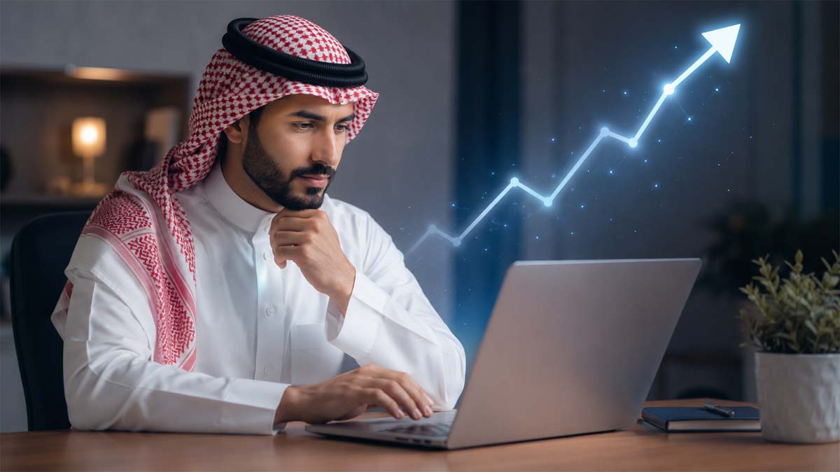 مختص محتوى خليجي يعمل على حاسوب محمول أمام مؤشرات نمو رقمية تعكس استراتيجيات تصدر Google Discover