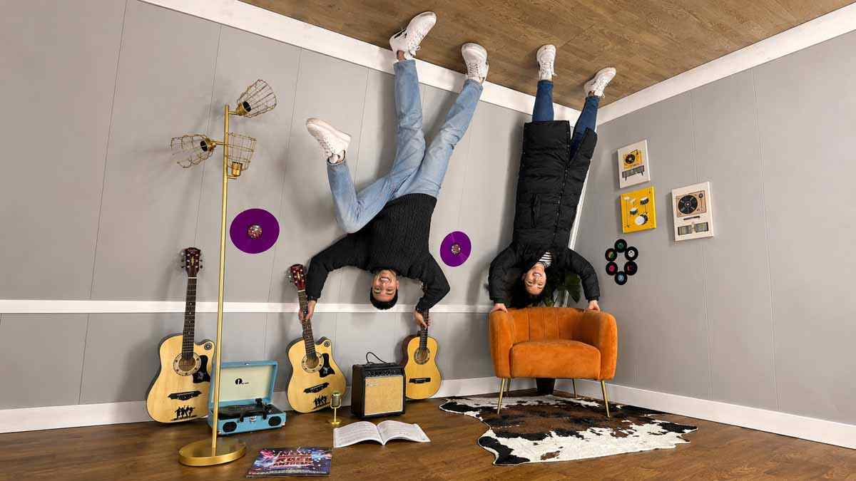 تصميم داخلي مقلوب يمنح الزائر فرصة التقاط صور مرحة وغير مألوفة