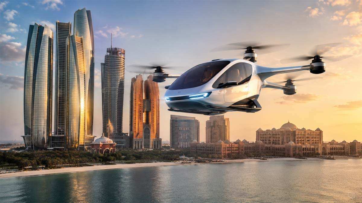 مركبة جوية ذاتية التحليق تحلق فوق الواجهة البحرية وأبراج حديثة عند الغروب ضمن مشهد مستقبلي لسيارات تطير بدون سائق